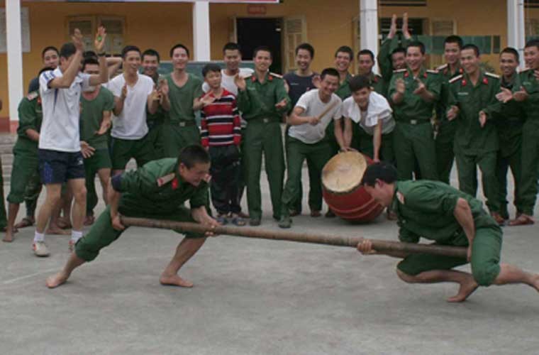 Cán bộ, chiến sĩ Tiểu đoàn 8, Trung đoàn 98, Sư đoàn 316 thi đấu đẩy gậy.